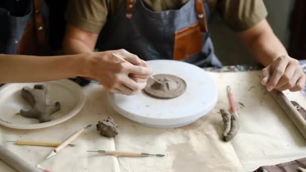 Профессиональный Гончар Помогает Студенту Мастерской Керамике Деятельность Помещении Ремесло Хобби — стоковое видео