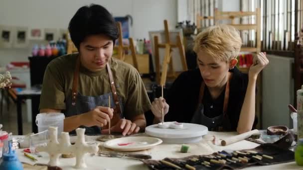 Fröhliches Junges Asiatisches Schwules Paar Bemalt Keramikteller Werkstatt Lgbtq Indoor — Stockvideo