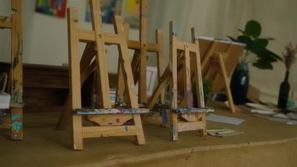 Tourné Ralenti Intérieur Atelier Peintres Avec Peinture Inachevée Sur Chevalet — Video