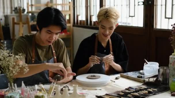 Usmívající Asijský Muž Učení Vytváření Ručně Vyráběné Keramiky Během Umělecké — Stock video