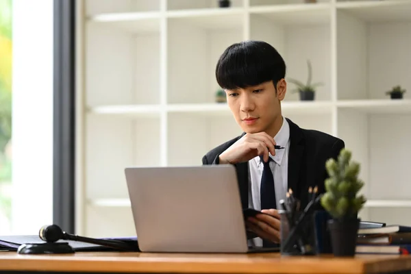 Millennial Azjatycki Mężczyzna Menedżer Patrząc Ekranie Laptopa Pracuje Nad Projektem — Zdjęcie stockowe