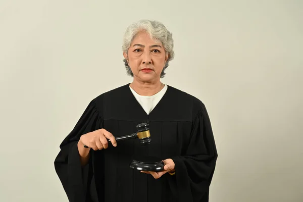 Giudice Anziana Donna Uniforme Vestaglia Tenendo Martelletto Mano Guardando Con — Foto Stock