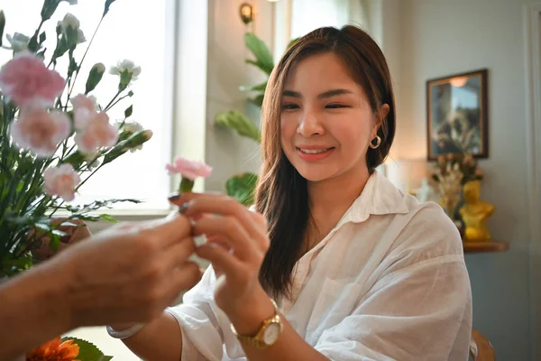 Liebevolle Junge Erwachsene Asiatische Frau Die Ihrer Mutter Blumen Schenkt — Stockfoto