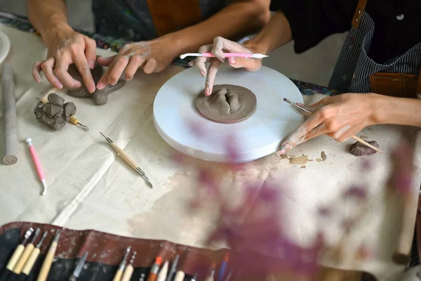 手工雕琢陶器轮上的生土 在艺术课上手工雕琢陶瓷 — 图库照片