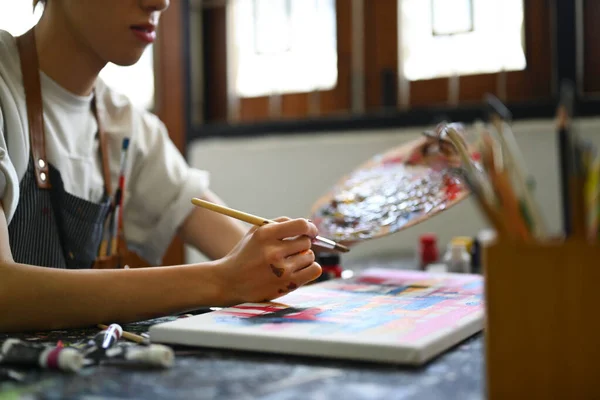 Sanat Stüdyosunda Erkek Ressamın Dağınık Kirli Palet Resimlerini Fırçayla Fırçaladığı — Stok fotoğraf