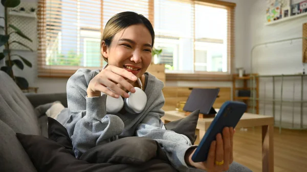 Glada Asiatiska Kvinna Med Hörlurar Gör Videosamtal Smartphone Människor Teknik — Stockfoto