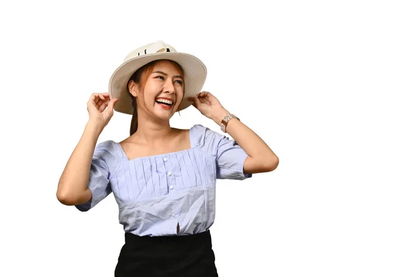 穿着夏帽和休闲装 面带笑容的年轻女子的画像 背景是白色的 旅行概念 — 图库照片