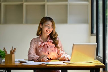 Bin yıllık çekici kadın analist dizüstü bilgisayardaki e-posta veya istatistik verilerini kontrol ediyor. İş, insanlar ve teknoloji.. 