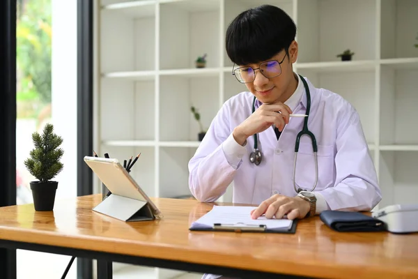 Retrato Médico Sorrindo Usando Casaco Branco Usando Laptop Escritório Médico — Fotografia de Stock