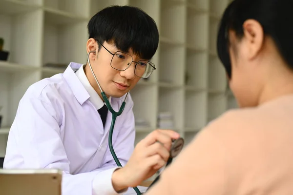 Läkare Med Stetoskop Som Undersöker Kontrollerar Patientens Hjärtlungor Sjukvård Hälso — Stockfoto