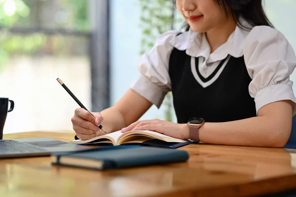 Gehakt Schot Van Aziatische Vrouwelijke Student Doen Huiswerk Koning Notities — Stockfoto