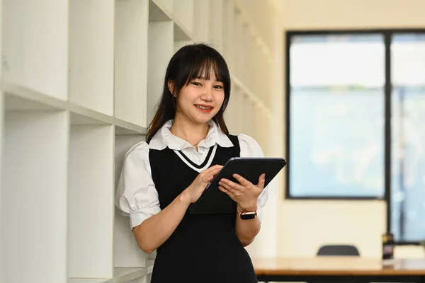 Πορτρέτο Της Ασιάτισσας Φοιτήτριας Που Χρησιμοποιεί Ψηφιακό Tablet Σπουδάζει Επικοινωνεί — Φωτογραφία Αρχείου