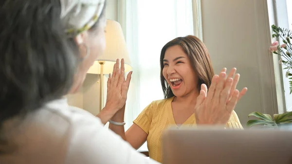 Vidám Ázsiai Nevet Élvezi Kellemes Beszélgetést Anyával Együtt Töltik Hétvégét — Stock Fotó