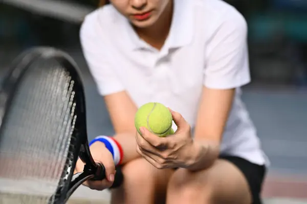 Pensive Mladá Žena Tenista Drží Míč Raketa Sedí Lavičce Tenisovém — Stock fotografie