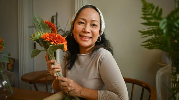 Positiva Donna Mezza Età Che Tiene Bel Bouquet Sorride Alla — Foto Stock