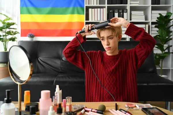 Atraktivní Mladý Gayové Červeném Svetru Narovnávání Vlasů Plochým Železem Lgbtq — Stock fotografie