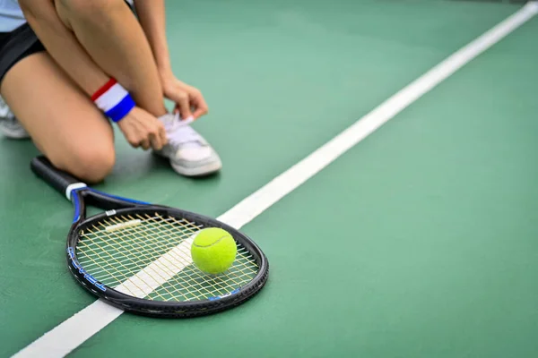 コートの上で靴ひもを結ぶテニス選手のトリミングされたイメージは一致のために準備を取得します スポーツ アクティブライフ 競争概念 — ストック写真
