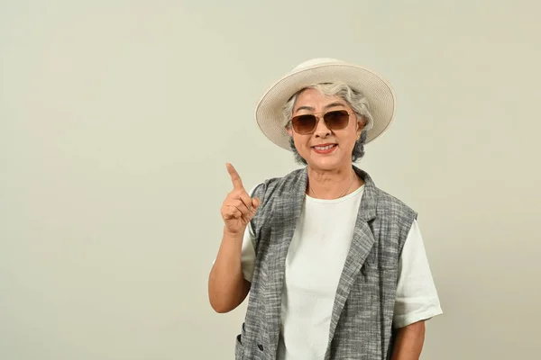 Mujer Jubilada Sonriente Gafas Sol Sombrero Señalando Lado Muestra Espacio — Foto de Stock