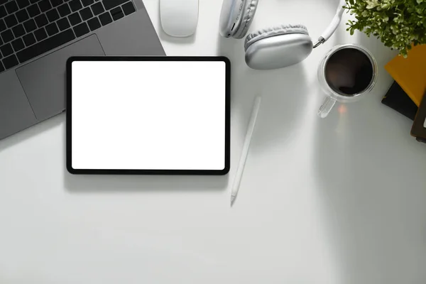 Mesa Escritório Com Tablet Digital Xícara Café Laptop Notepad Flat — Fotografia de Stock