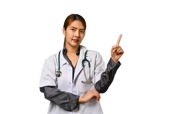 女医生身穿白色外套 配戴听诊器 用手指在头顶上与白色背景隔离的肖像 — 图库照片