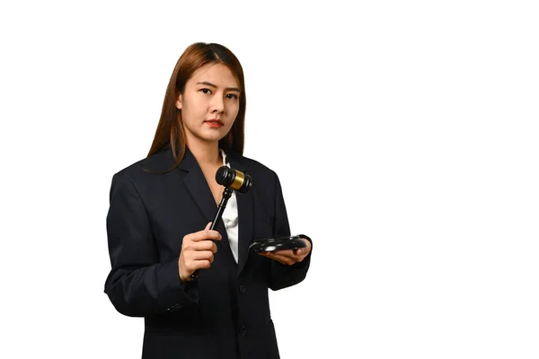 Αυστηρή Γυναίκα Δικηγόρος Φοράει Επίσημο Ένδυμα Κρατώντας Σφυρί Σφυρί Σφυρί — Φωτογραφία Αρχείου