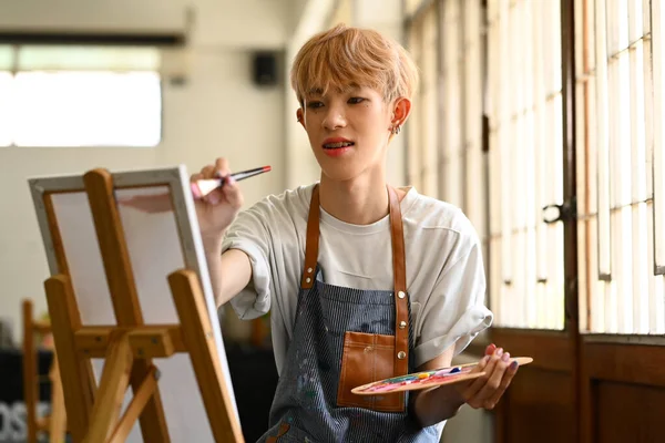Inspirovaný Asijský Student Drží Paletu Malování Obrázek Plátně Umělecké Dílně — Stock fotografie