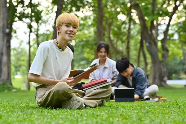 Estudante Asiático Sentado Grama Verde Campus Faculdade Dia Ensolarado Educação — Fotografia de Stock