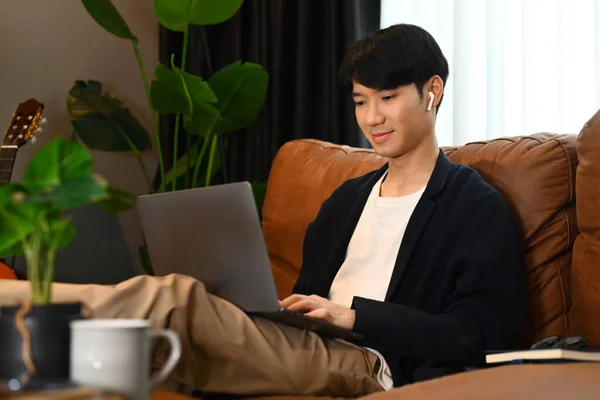Bello Uomo Millenario Che Comunica Online Lavorando Distanza Sul Laptop — Foto Stock