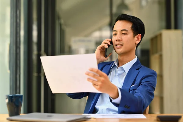 Belgeye Bakan Asyalı Erkek Mali Danışman Cep Telefonuyla Müşteriye Uzaktan — Stok fotoğraf