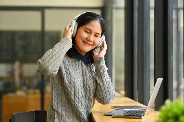 Χαλαρός Νεαρή Γυναίκα Ακούγοντας Μουσική Ακουστικά Κλειστά Μάτια Απολαμβάνοντας Μουσική — Φωτογραφία Αρχείου