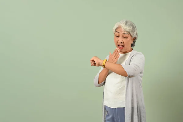 Wanita Senior Yang Terkejut Melihat Jam Tangan Terisolasi Dengan Latar — Stok Foto