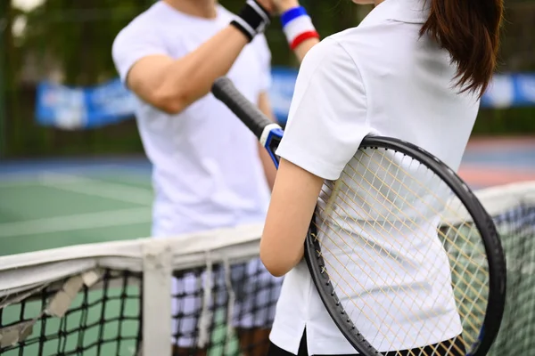 テニスの試合前に二人の若いテニス選手がスポーツウェアの挨拶をする スポーツ トレーニング 競争の概念 — ストック写真