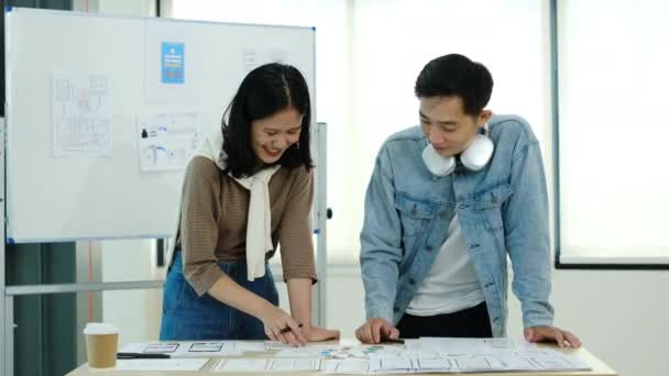 2人の若いデザイナーのブレインストーミングのスローモーションショットは 創造的なオフィスでデザインプロジェクトに取り組んで — ストック動画