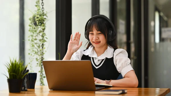 Усміхнений Азіатський Студентка Навушниках Навчаються Онлайн Дивиться Клас Вебінарів Ноутбуці — стокове фото
