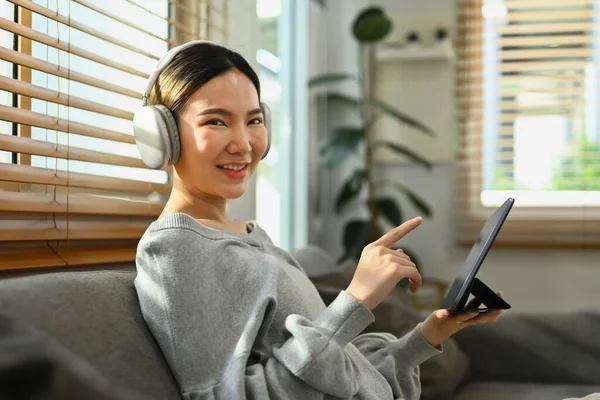 헤드폰을 착용하고 집에서 디지털 태블릿으로 인터넷을 즐기는 — 스톡 사진