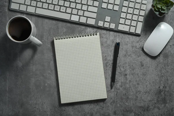 Blanco Notitieblok Pen Koffiebeker Toetsenbord Betonnen Stenen Bureau — Stockfoto