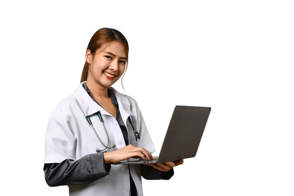 女医生身穿白衣 带听诊器 手持白色背景笔记本电脑的画像 保健概念 — 图库照片