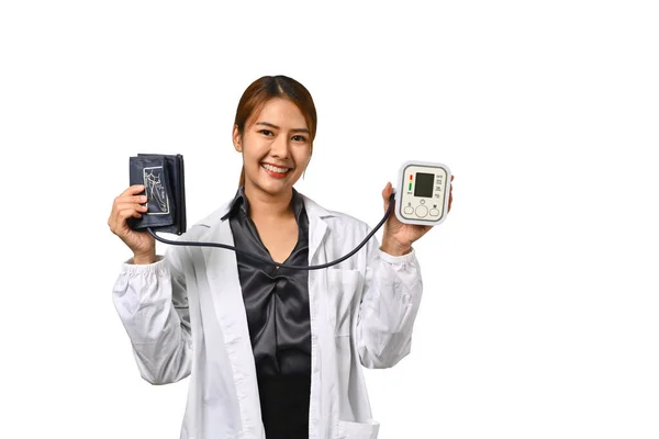 身穿白色外套 手持白色背景数字血压监测器的漂亮女性保健工作者 — 图库照片