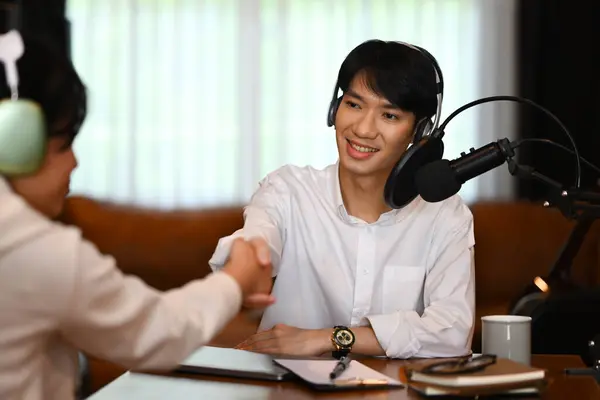 Anfitrião Rádio Sorrindo Apertando Mãos Com Seu Convidado Depois Entrevistar — Fotografia de Stock
