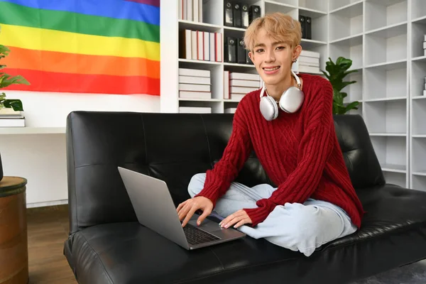 Mladý Stylový Asijský Gay Muž Sedí Gauči Dálkově Pracuje Surfuje — Stock fotografie