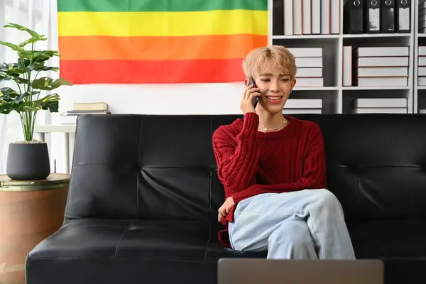 Nenucený Mladý Asijský Gay Muž Telefonem Konverzace Sedí Pohodlném Gauči — Stock fotografie