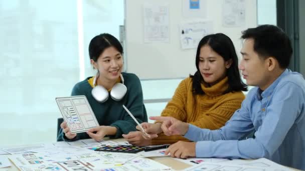 Šťastný Mladý Kreativní Návrhář Jsou Brainstorming Pracují Mobilní Aplikace Rozhraní — Stock video