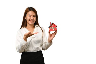 Beyaz arka planda ev modelini gösteren ve sunan bir emlakçı. Gayrimenkul kredisi ve emlak yatırım kavramı.