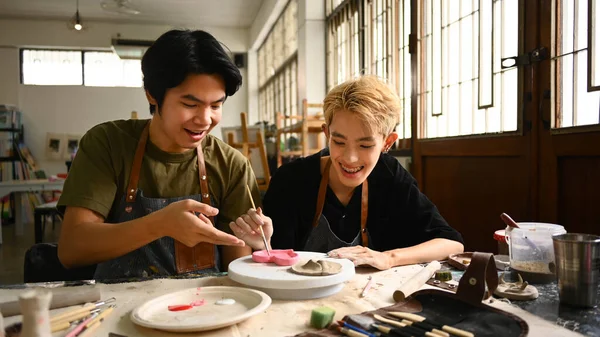 Radostný Mladý Asijský Gayové Pár Vytváří Ručně Vyrobenou Keramiku Umělecké — Stock fotografie