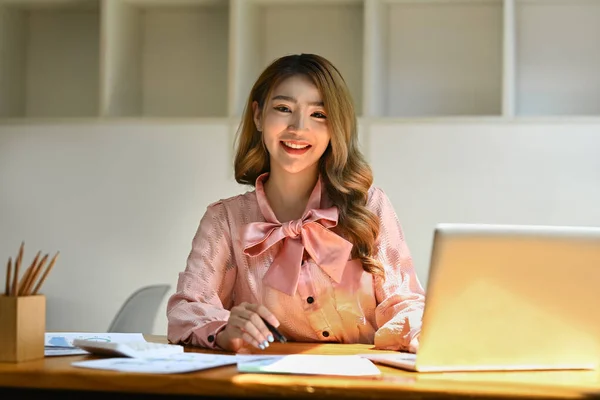 Atrakcyjna Azjatycka Menadżer Siedzi Nowoczesnym Biurze Oświetlony Światłem Słonecznym Uśmiecha — Zdjęcie stockowe