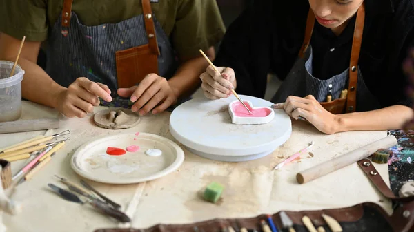 陶瓷作坊桌上装饰粘土板的人剪下来的照片 室内生活方式活动和业余爱好概念 — 图库照片