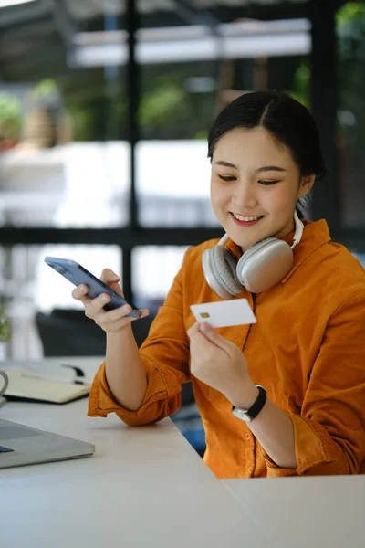 Joyful Young Woman Holding Credit Card Using Smart Phone Shopping — Stock Photo, Image
