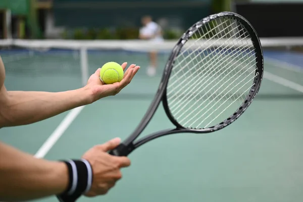 オープンコートで試合中にテニスボールを提供するテニス選手 スポーツ フィットネス トレーニング アクティブライフコンセプト — ストック写真