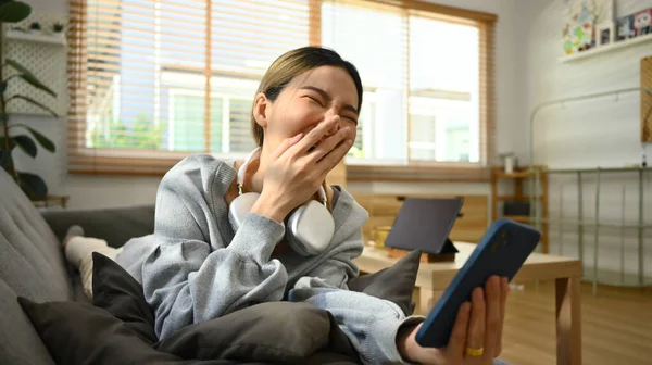 Szczęśliwa Młoda Kobieta Śmiejąca Się Dzwoniąca Wideo Smartfona Leżąc Kanapie — Zdjęcie stockowe