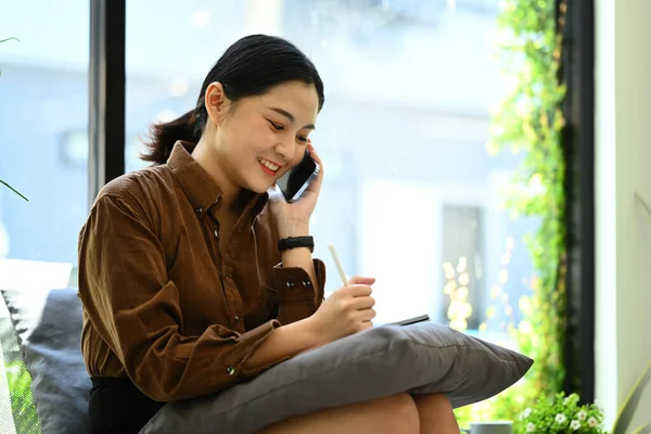 Young Startup Businesswoman Having Phone Conversation Making Note Business Technology — Stock Photo, Image